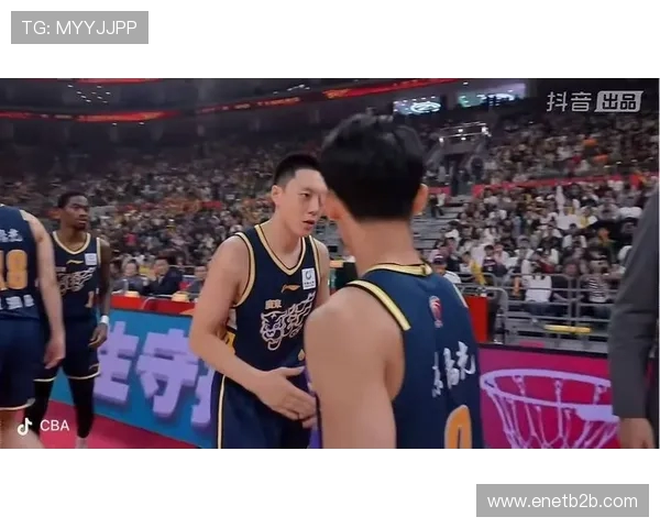 今晚粤沪对决大名单更新胡明轩出战洛夫顿坐镇中锋引关注全场看点